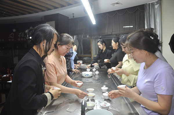 太原茶艺培训学员问天晟茶艺培训学校：想学茶叶鉴定的评茶师培训去哪里学？(图2)
