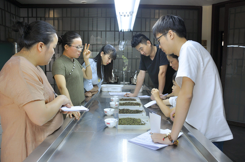 长治茶艺培训学员问天晟茶艺培训学校：茶艺培训学校哪家最专业？(图1)