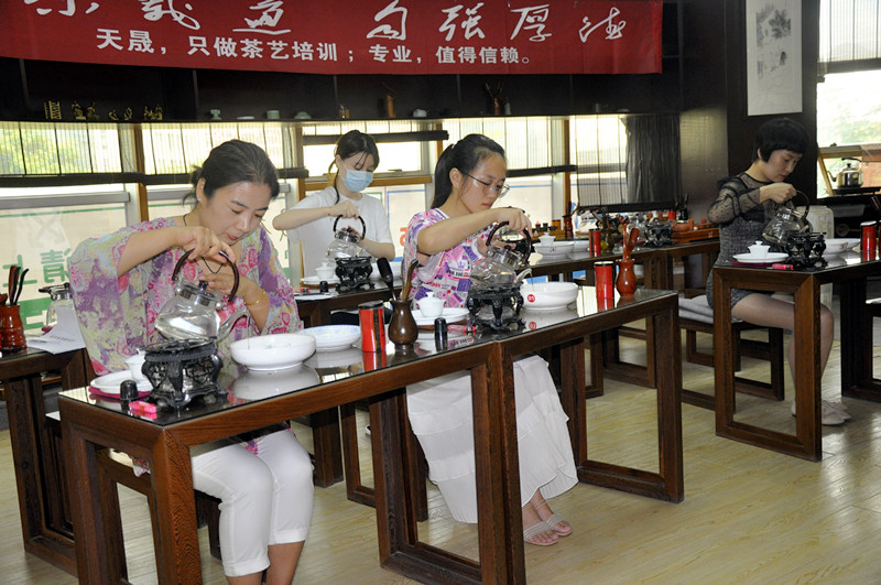 鞍山茶艺培训学员问天晟茶艺培训学校：想学茶艺哪里可以学？(图1)