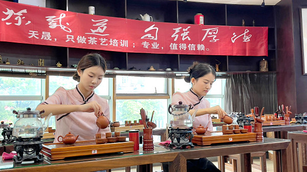 天晟茶艺培训学校培养出来的茶艺师会什么