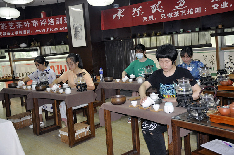 四平茶艺培训学员问天晟茶艺培训学校：天晟茶艺培训学校怎样招生？