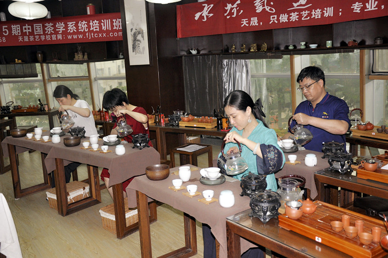 辽源茶艺培训学员问天晟茶艺培训学校：茶艺培训班一般多少钱？