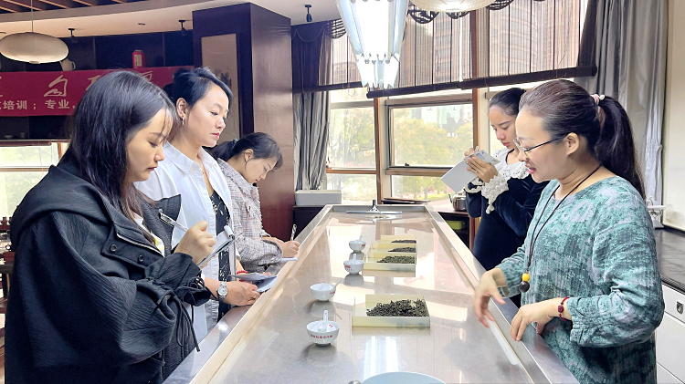 天晟茶艺培训学校课程是否涵盖制茶、评茶、茶艺等核心技能？(图1)