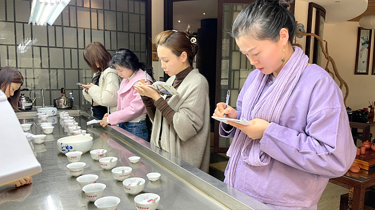 天晟茶艺培训学校报考的茶艺师证书能力证书火了吗?(图1)