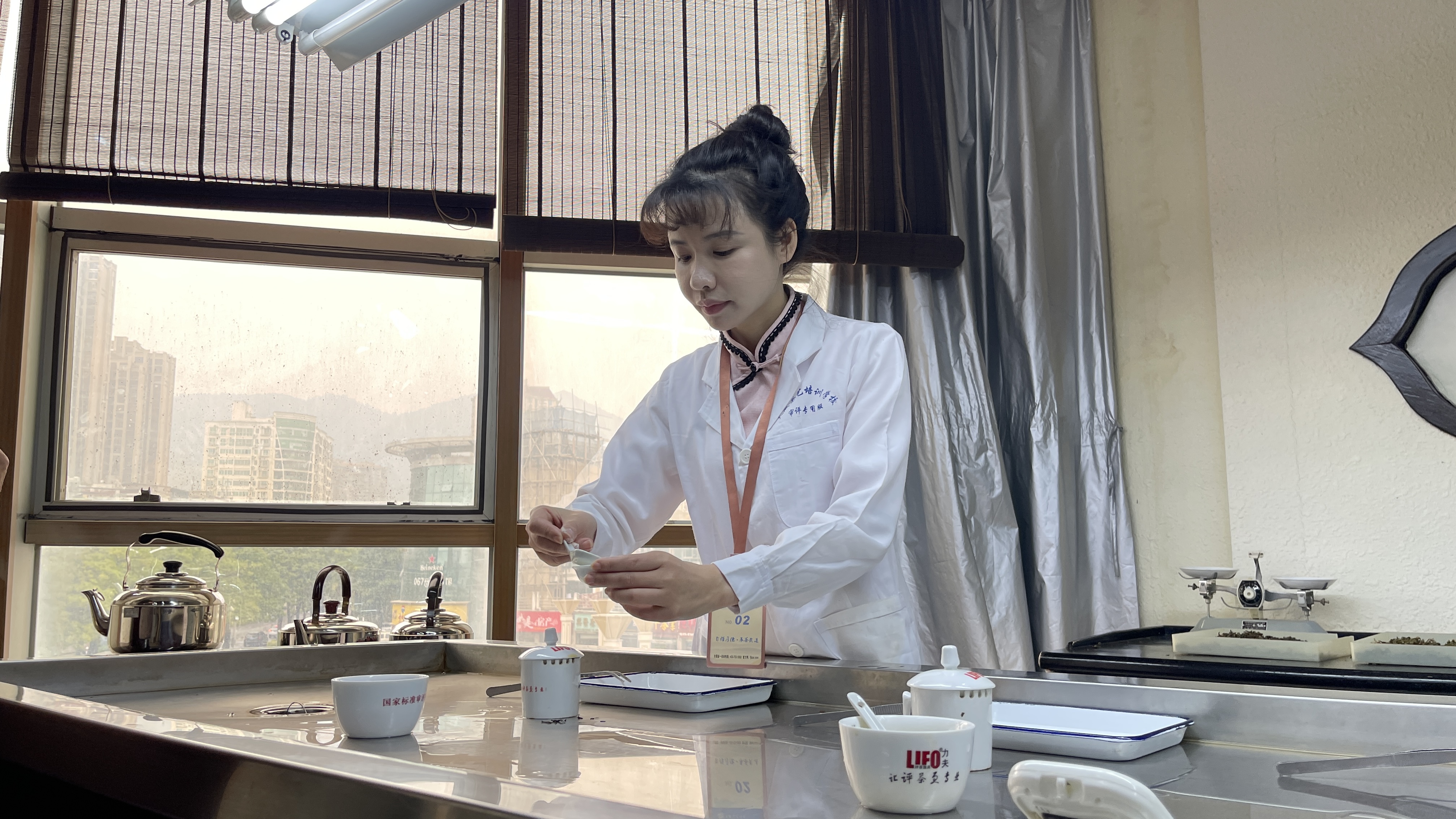 天晟茶艺培训学校评茶师培训有国家标准干评台吗?是什么型号?(图2)