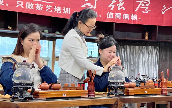 第213期：台湾十八道茶艺茶具展示学习，茶艺站姿(图2)