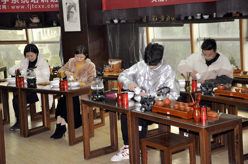 这所“三无”茶校凭什么让学员10天变身茶老板？揭秘职业教育黑马炼成术(图1)