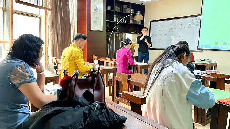 别让你的茶艺师证变成废纸!2026年想入行?先看看这家“三位一体”的神仙学校(图1) 别让你的茶艺师证变成废纸!2026年想入行?先看看这家“三位一体”的神仙学校(图1)