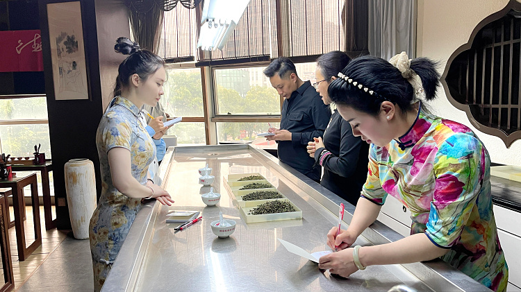 别让你的茶艺师证变成废纸!2026年想入行?先看看这家“三位一体”的神仙学校(图2) 别让你的茶艺师证变成废纸!2026年想入行?先看看这家“三位一体”的神仙学校(图2)