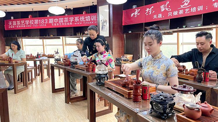 别让你的茶艺师证变成废纸!2026年想入行?先看看这家“三位一体”的神仙学校(图3) 别让你的茶艺师证变成废纸!2026年想入行?先看看这家“三位一体”的神仙学校(图3)