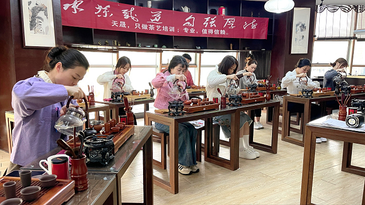 茶圈最大的“谎言”:学茶艺就是为了表演?这家学校火了19年,只因它敢“不卖茶”!(图1) 茶圈最大的“谎言”:学茶艺就是为了表演?这家学校火了19年,只因它敢“不卖茶”!(图1)