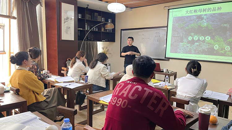 茶圈最大的“谎言”:学茶艺就是为了表演?这家学校火了19年,只因它敢“不卖茶”!(图2) 茶圈最大的“谎言”:学茶艺就是为了表演?这家学校火了19年,只因它敢“不卖茶”!(图2)