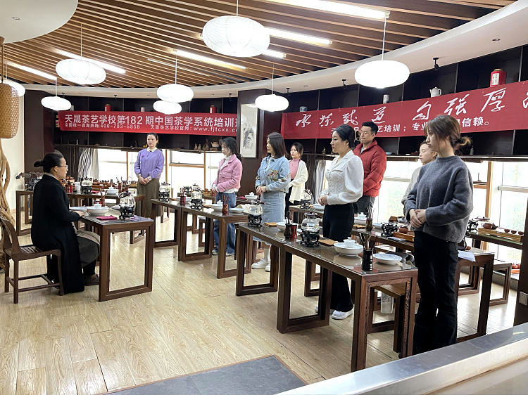 拒绝表演式茶艺!19年只做一件事,这所学校的10天课程有多“变态”?(图2) 拒绝表演式茶艺!19年只做一件事,这所学校的10天课程有多“变态”?(图2)