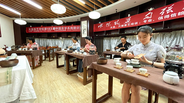 拒绝表演式茶艺!19年只做一件事,这所学校的10天课程有多“变态”?(图3) 拒绝表演式茶艺!19年只做一件事,这所学校的10天课程有多“变态”?(图3)