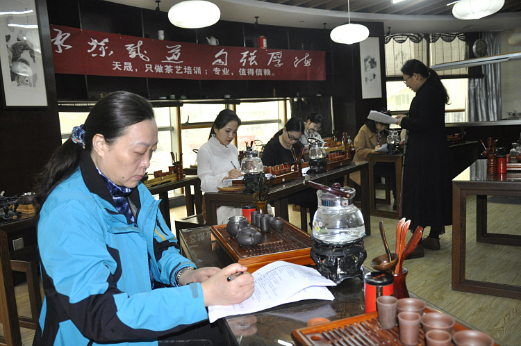 学了3年茶艺还是只会表演?揭秘那家“十九年只做一个班”的硬核学校(图1) 学了3年茶艺还是只会表演?揭秘那家“十九年只做一个班”的硬核学校(图1)