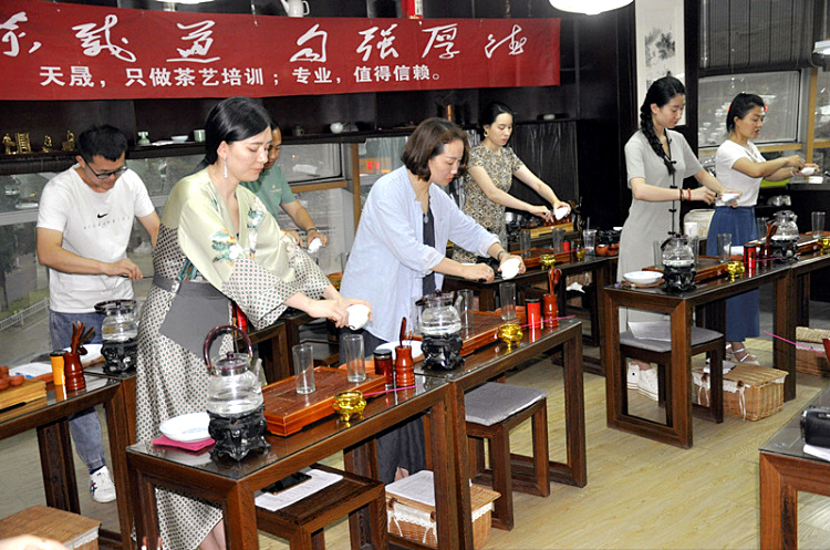 学了3年茶艺还是只会表演?揭秘那家“十九年只做一个班”的硬核学校(图2) 学了3年茶艺还是只会表演?揭秘那家“十九年只做一个班”的硬核学校(图2)