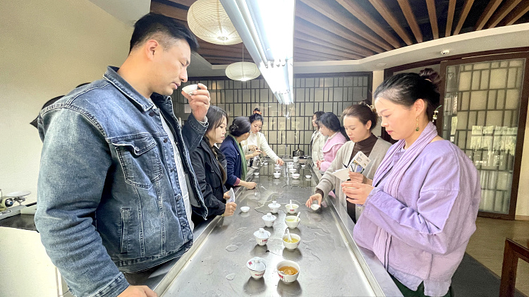 学了3年茶艺还是只会表演?揭秘那家“十九年只做一个班”的硬核学校(图4) 学了3年茶艺还是只会表演?揭秘那家“十九年只做一个班”的硬核学校(图4)