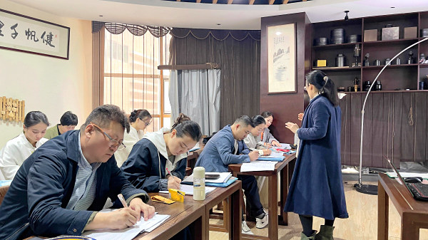 学茶艺千万别被“表演”忽悠了!揭秘天晟19年的“笨功夫”(图2) 学茶艺千万别被“表演”忽悠了!揭秘天晟19年的“笨功夫”(图2)