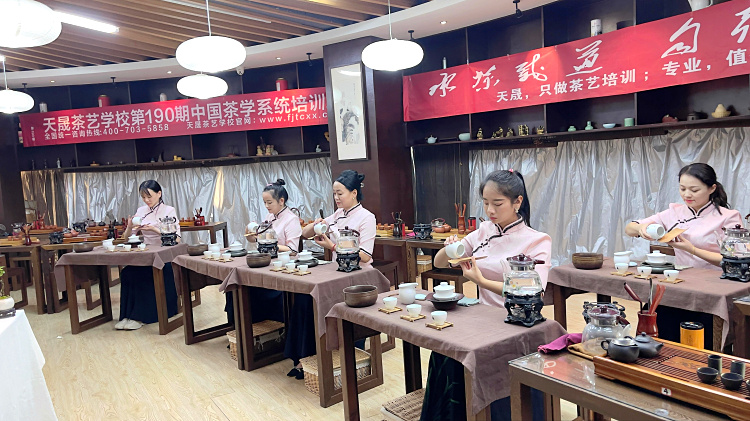 十九年只做一件事：在天晟，重新定义“茶艺师”(图1)