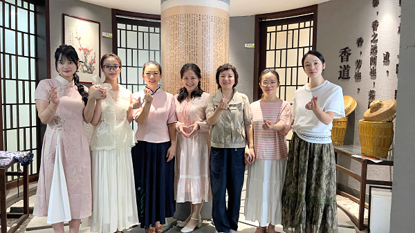 天晟茶艺学校第222期毕业合影留念(图1) 天晟茶艺学校第222期毕业合影留念(图1)