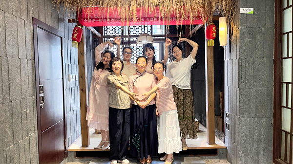 天晟茶艺学校第222期毕业合影留念(图2) 天晟茶艺学校第222期毕业合影留念(图2)